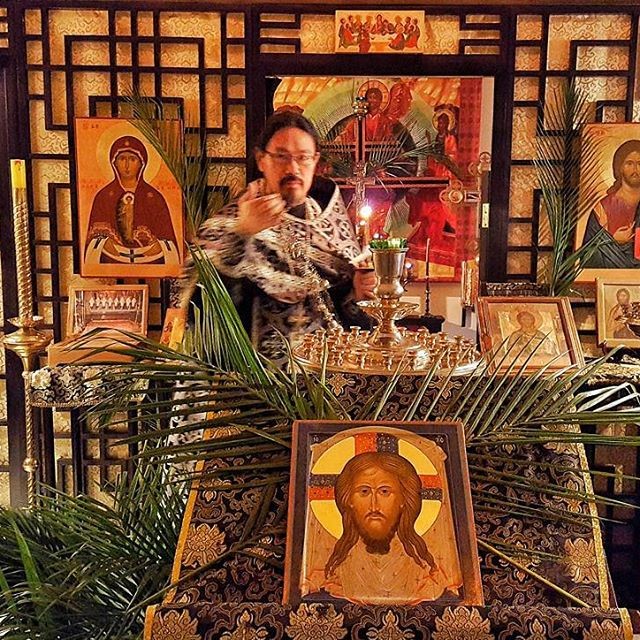Священник Анатолий Кун совершает каждение в Петропавловском храме во время Великого поста