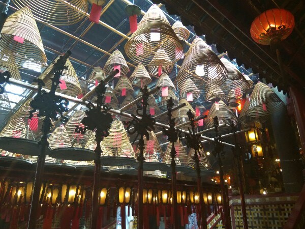 Храм таосов в Гонконге очень красив; но, надо сказать, там очень жарко и их свечи сильно чадят.