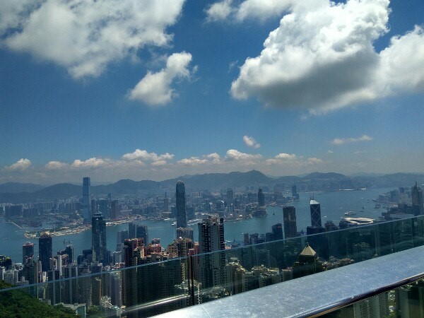 Городской пейзаж с самой высокой точки в Гонконге - пика Виктория - 450 метров.