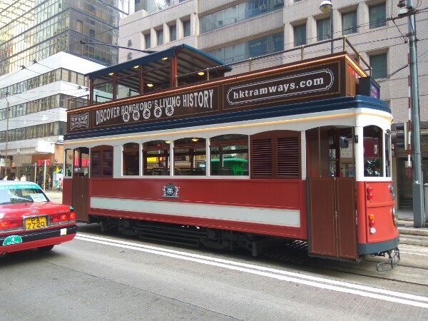 Двухэтажные трамваи существуют в Гонконге уже 150 лет. Некоторые из них — действительно часть традиции, некий раритет.