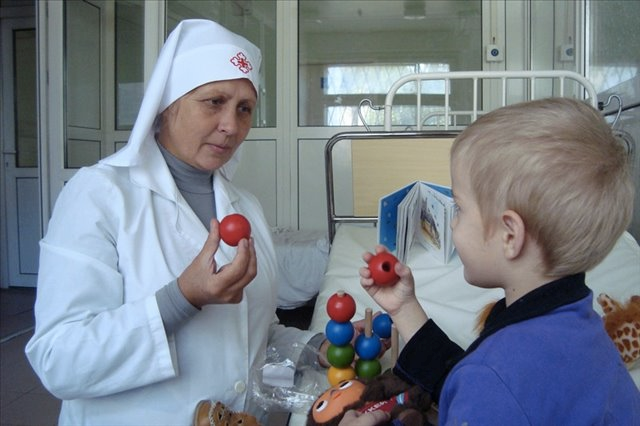 Сестра милосердия в детской больнице. www.miloserdie.ru