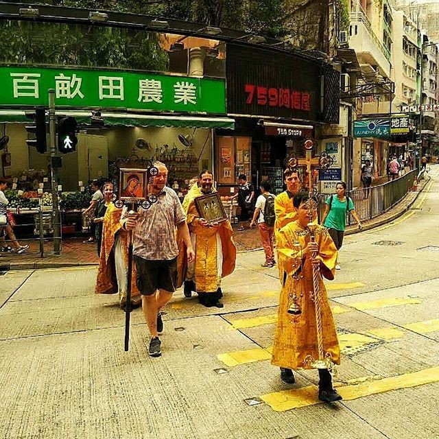 Крестный ход вокруг здания храма в Гонконге в Великую Субботу