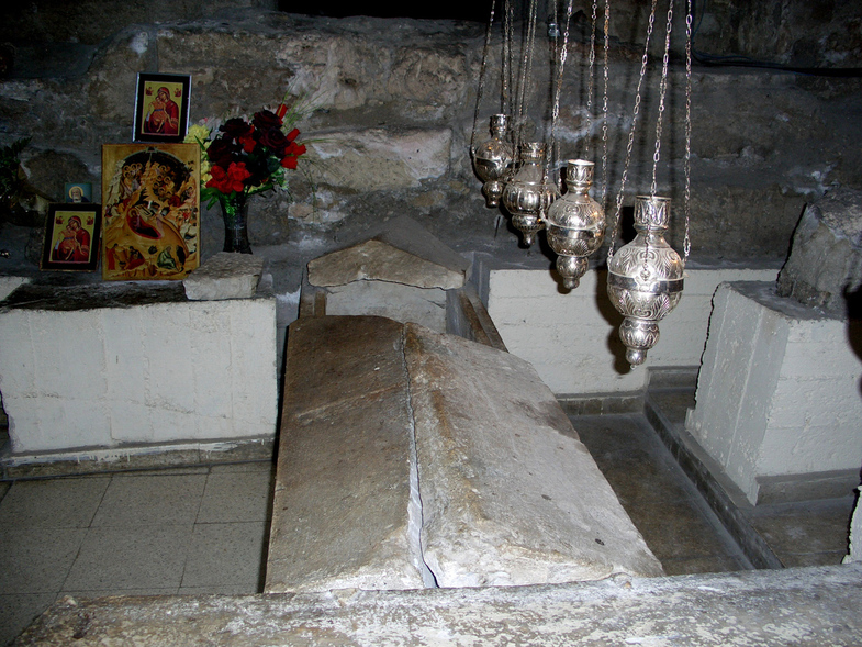 В подземной крипте церкви Лазаря на Кипре находится пустая гробница с подписью "Друг Христа", в которой был некогда погребен праведный Лазарь.