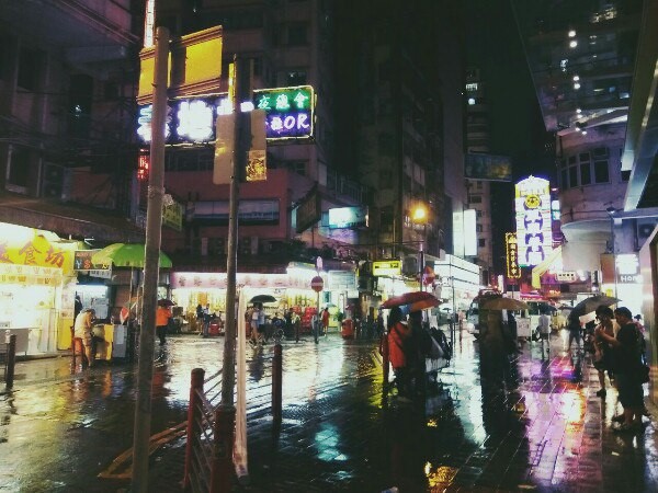 Ночной Гонконг похож на картину какого-то импрессиониста.