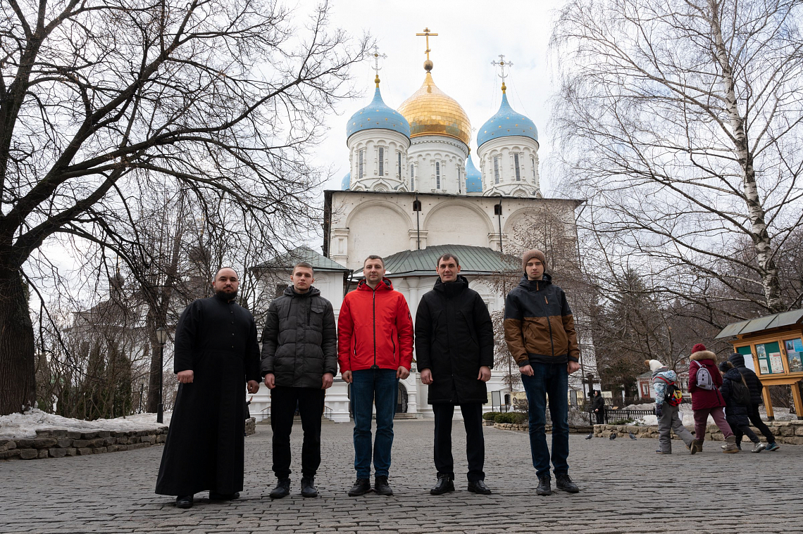 Участники проекта «Школа абитуриента» молились за богослужением в Новоспасском монастыре