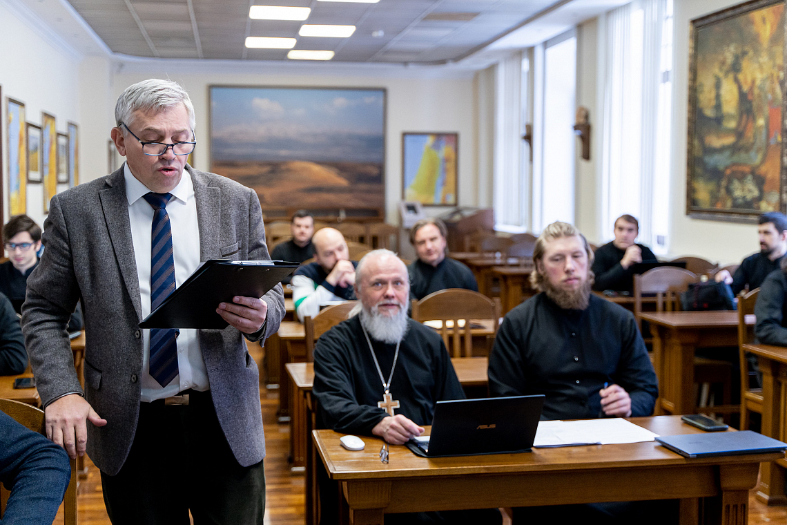 Священник Евгений Шилов и профессор Эрвэ Паскуа выступили в Академии с докладами по философии