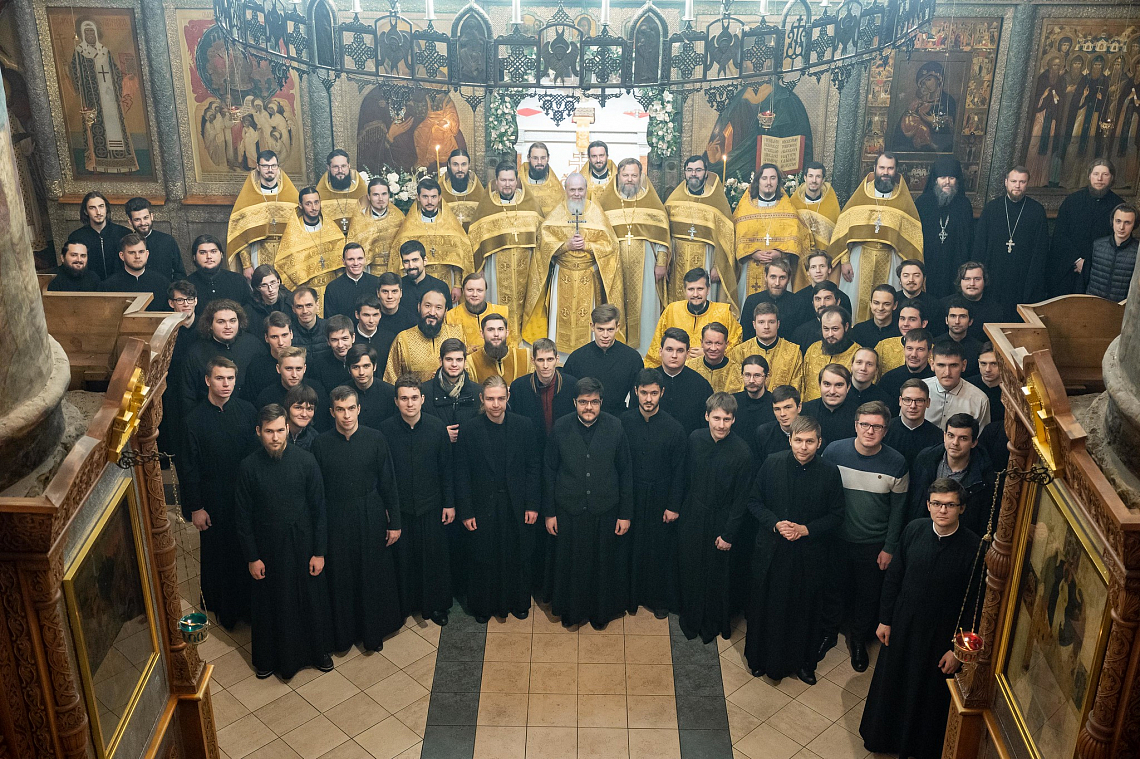И.о. ректора, учащиеся и выпускники молились за ночной Литургией в Сретенском монастыре