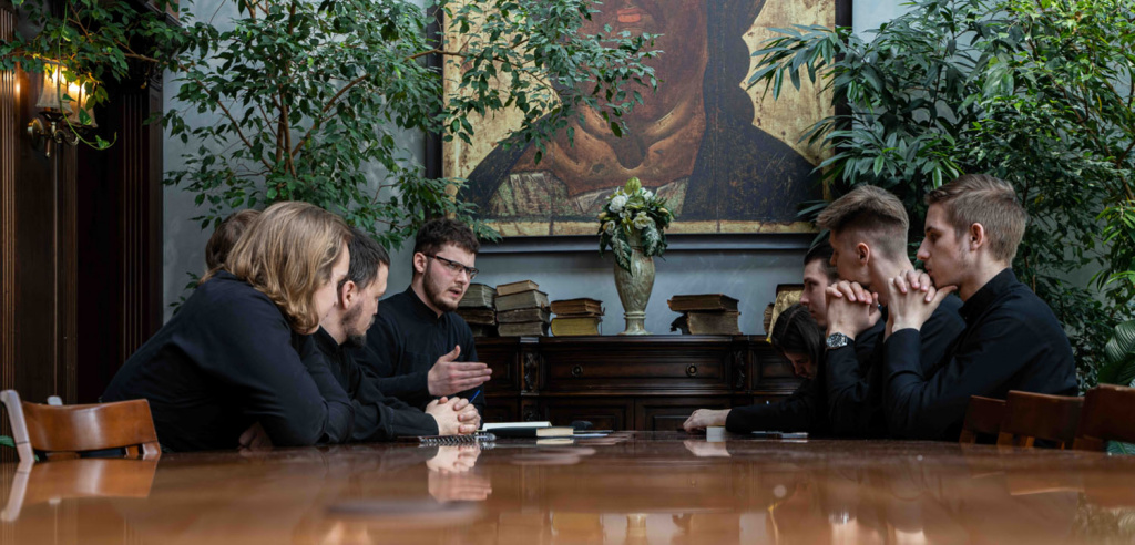 За столом переговоров.jpg