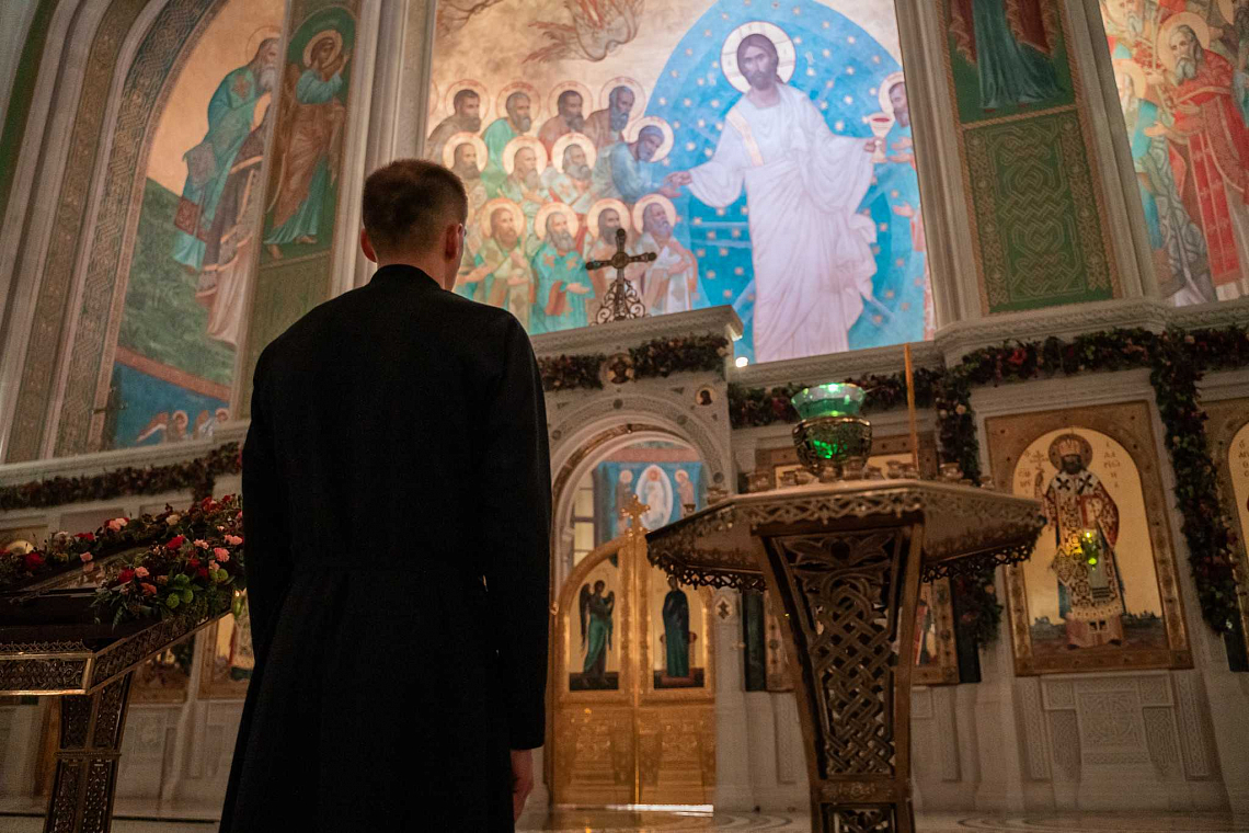 Ректор, преподаватели, студенты и выпускники Сретенской духовной академии молились за ночной Литургией